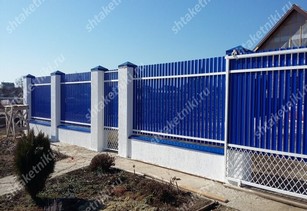 Фото забора из синего штакетника в Чите